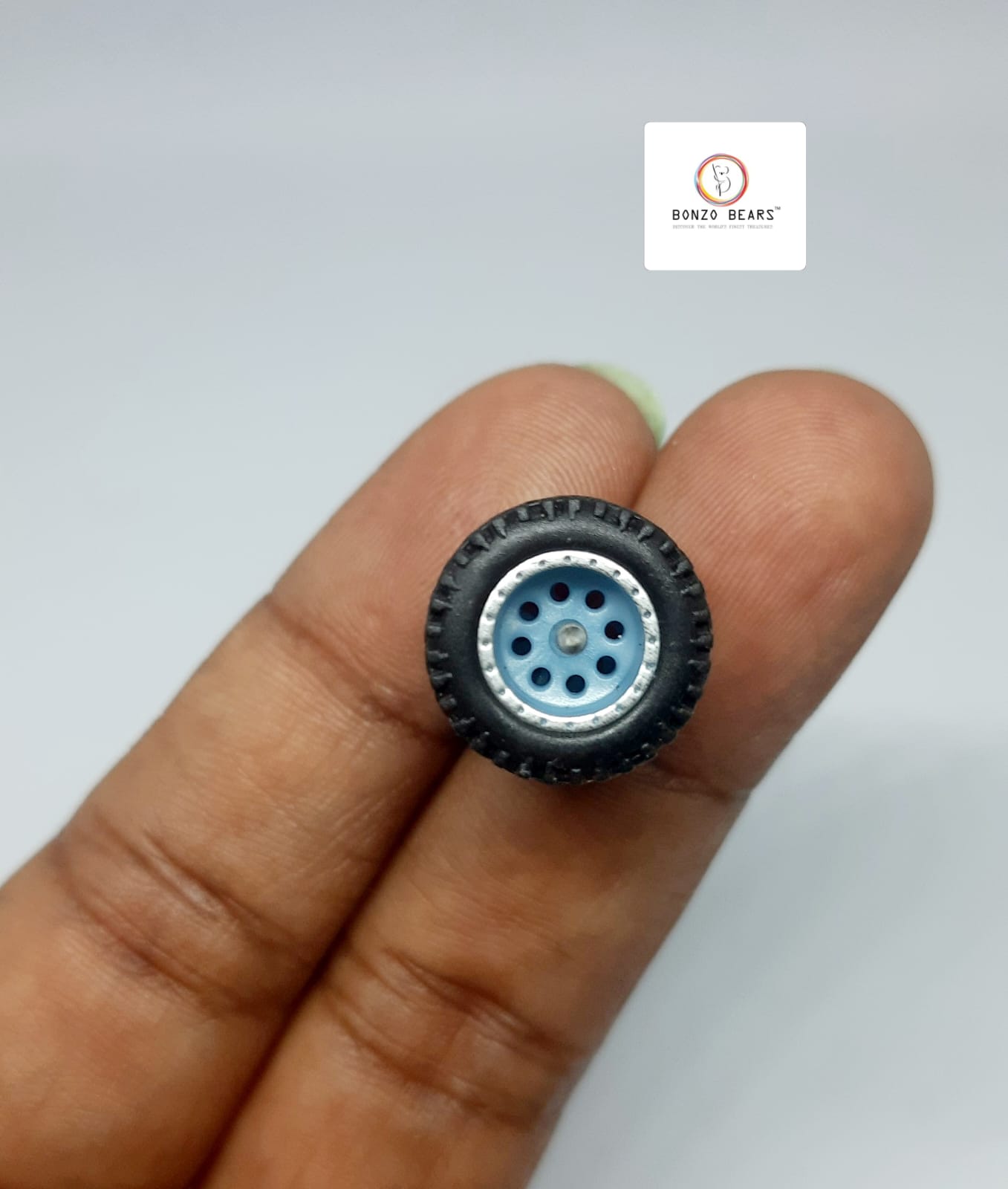 4X4 Suv Rubber Tire - 13mm , 8 Hole Chrome lined Blue Rim 28mm Axle