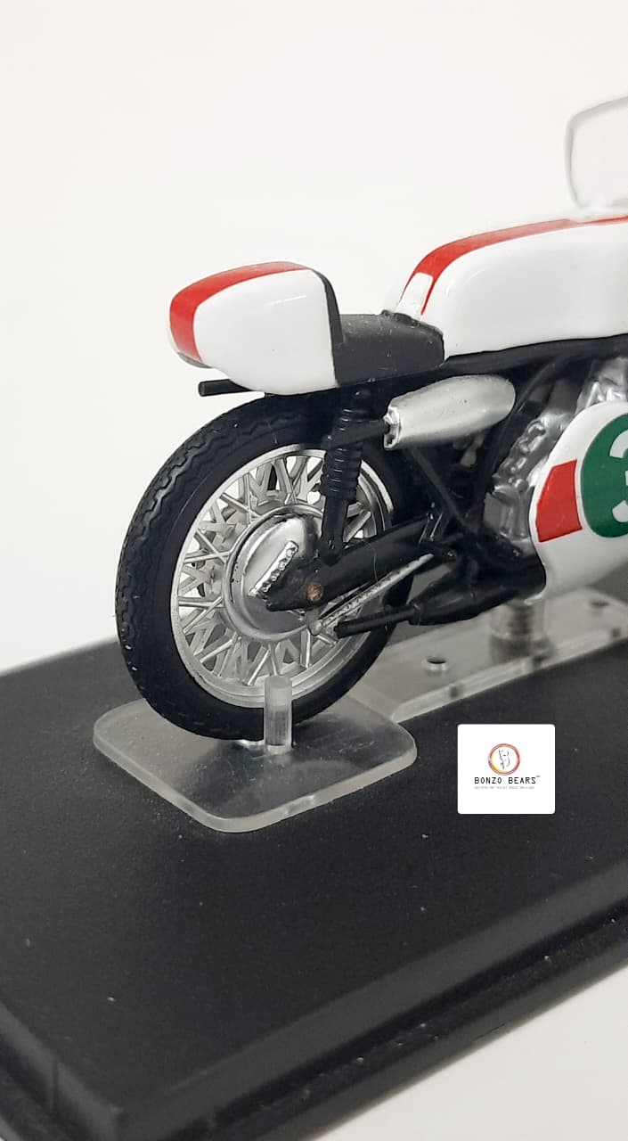 Ixo Yamaha RD05 250 ridden by Phil Read in 1968 - 1:24