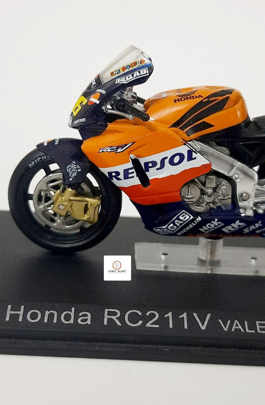 Ixo Honda RC211V motorcycle ridden by Valentino Rossi in 2002 - 1:24 | Bonzobears
