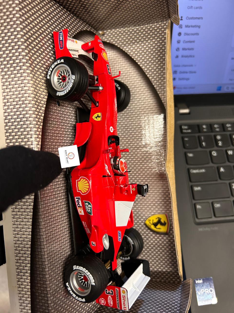 Michael Schumacher Collection - Ferrari F1-2000 1:24 - Hot Wheels | Bonzo Bears