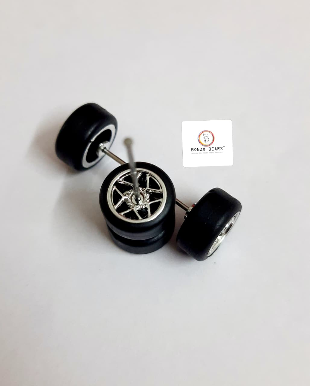 Rubber Tyre - 10 mm Silver Rim Star - 28mm Axle, Cv3