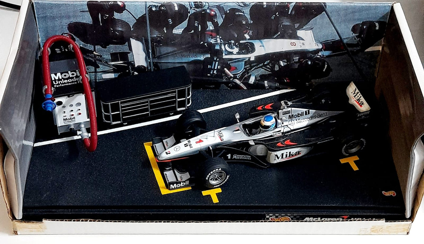 Hot Wheels 1:24 scale McLaren Mercedes MP4-14 with Pit Stop Diorama Picture and Fuel Pump driven by Mika Häkkinen