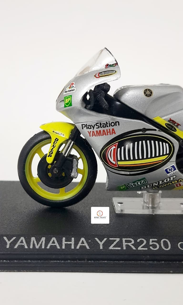 Ixo Yamaha YZR250 ridden by Olivier Jacque in the 2000 - 1:24 | Bonzobears