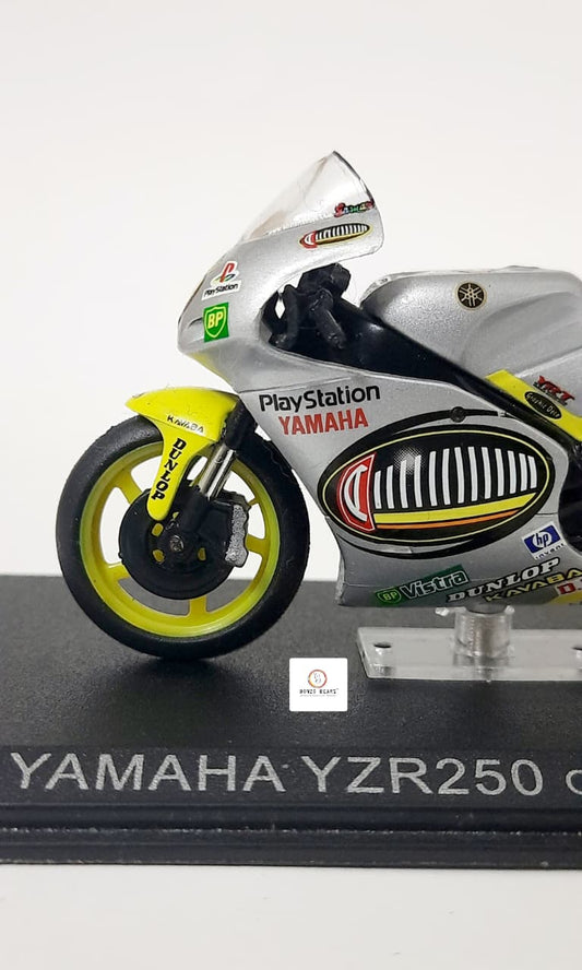Ixo Yamaha YZR250 ridden by Olivier Jacque in the 2000 - 1:24 | Bonzobears