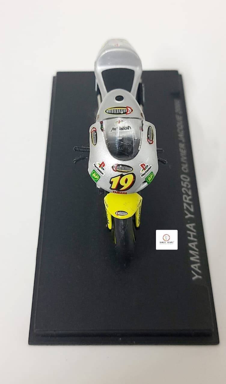 Ixo Yamaha YZR250 ridden by Olivier Jacque in the 2000 - 1:24 | Bonzobears