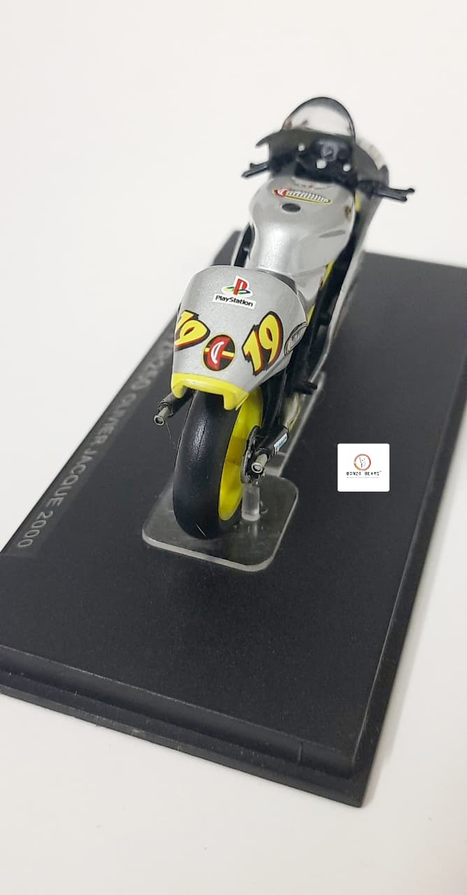 Ixo Yamaha YZR250 ridden by Olivier Jacque in the 2000 - 1:24 | Bonzobears