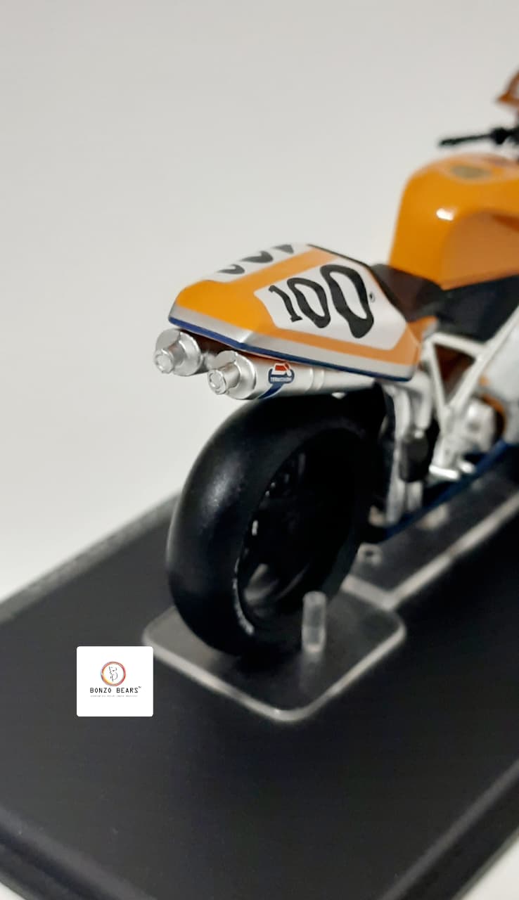Ixo 2001 Ducati 996R ridden by Neil Hodgson, featuring "GSE Racing" livery - 1:24