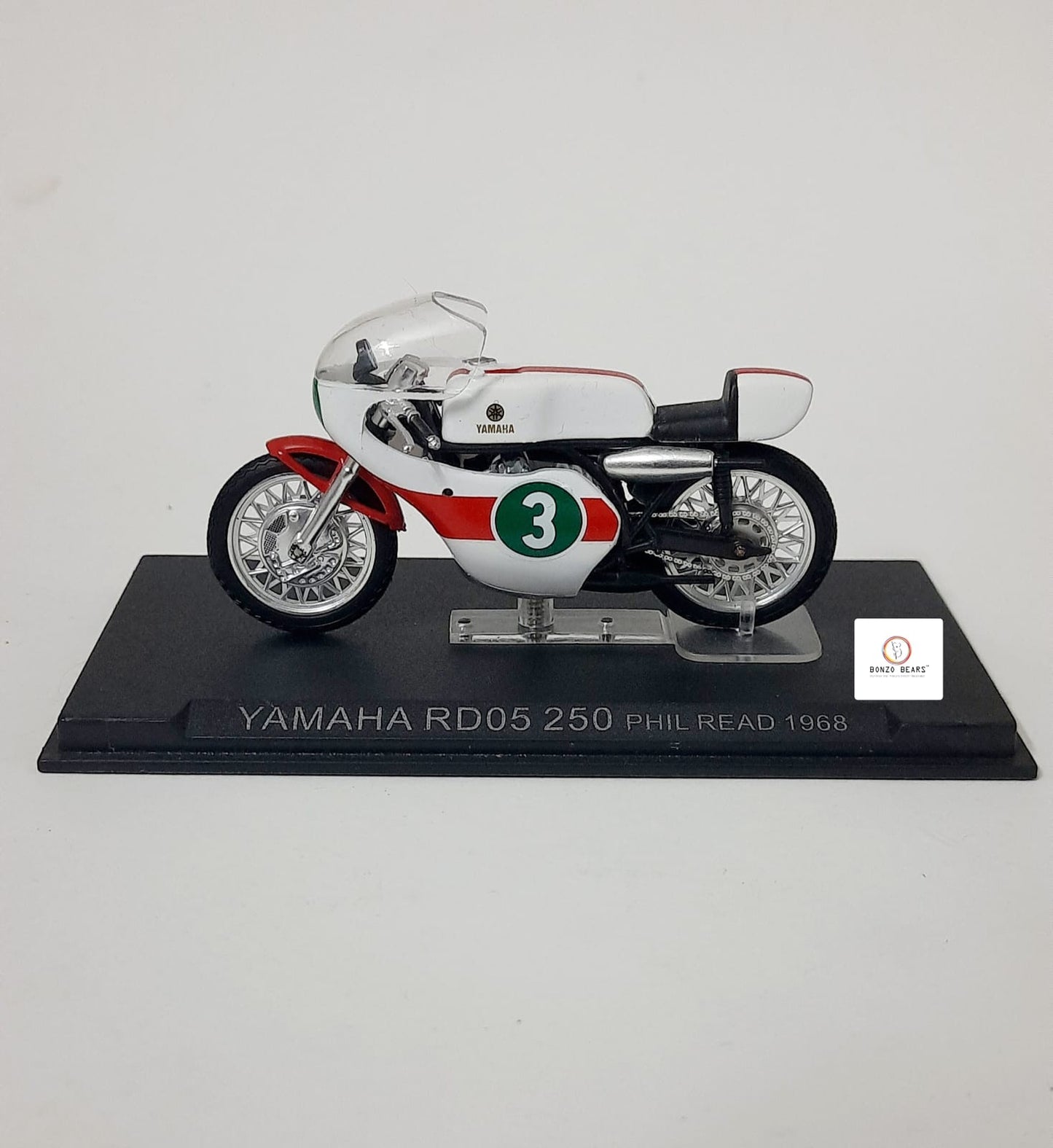 Ixo Yamaha RD05 250 ridden by Phil Read in 1968 - 1:24