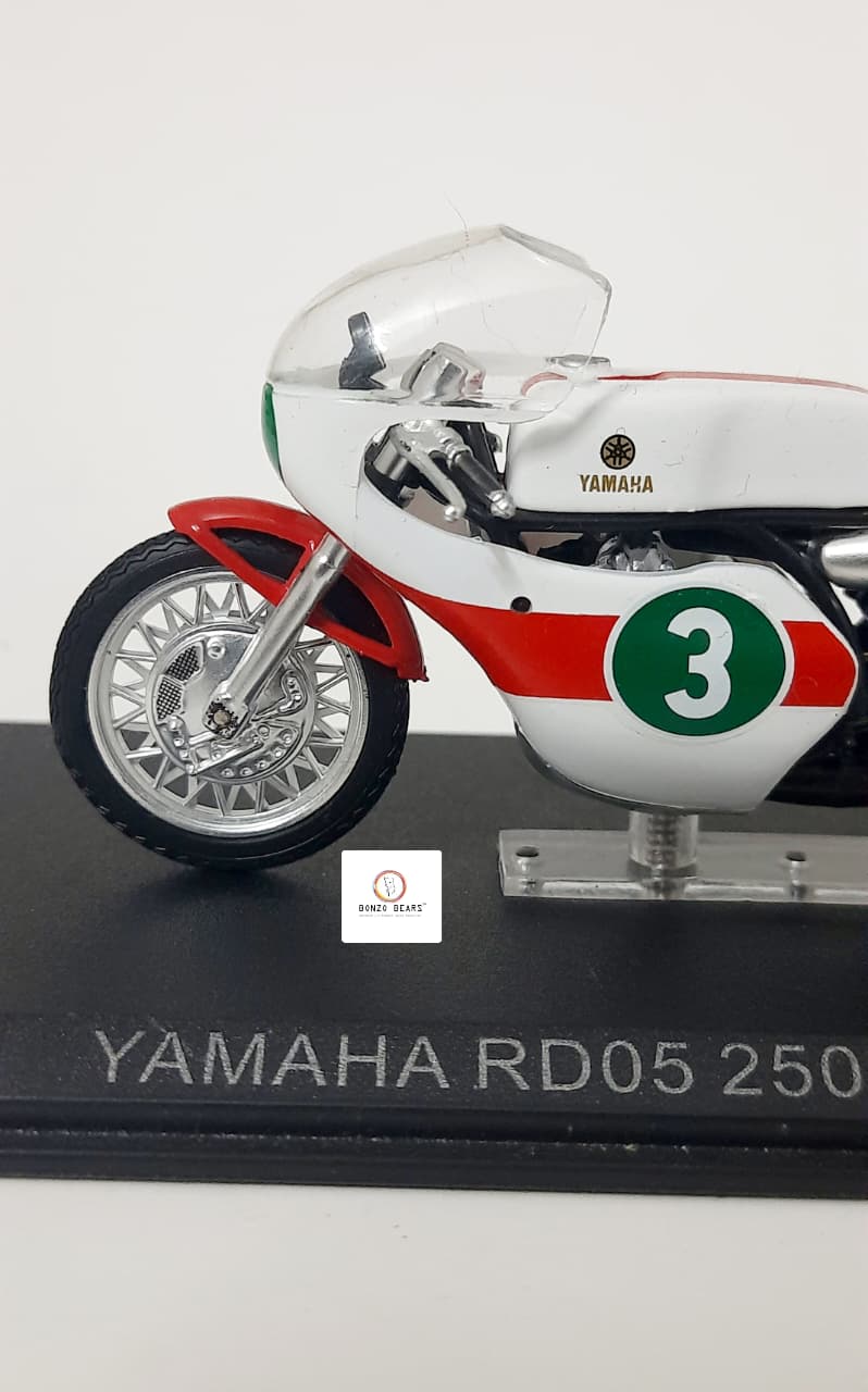 Ixo Yamaha RD05 250 ridden by Phil Read in 1968 - 1:24