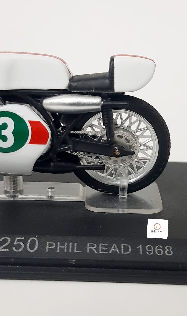 Ixo Yamaha RD05 250 ridden by Phil Read in 1968 - 1:24