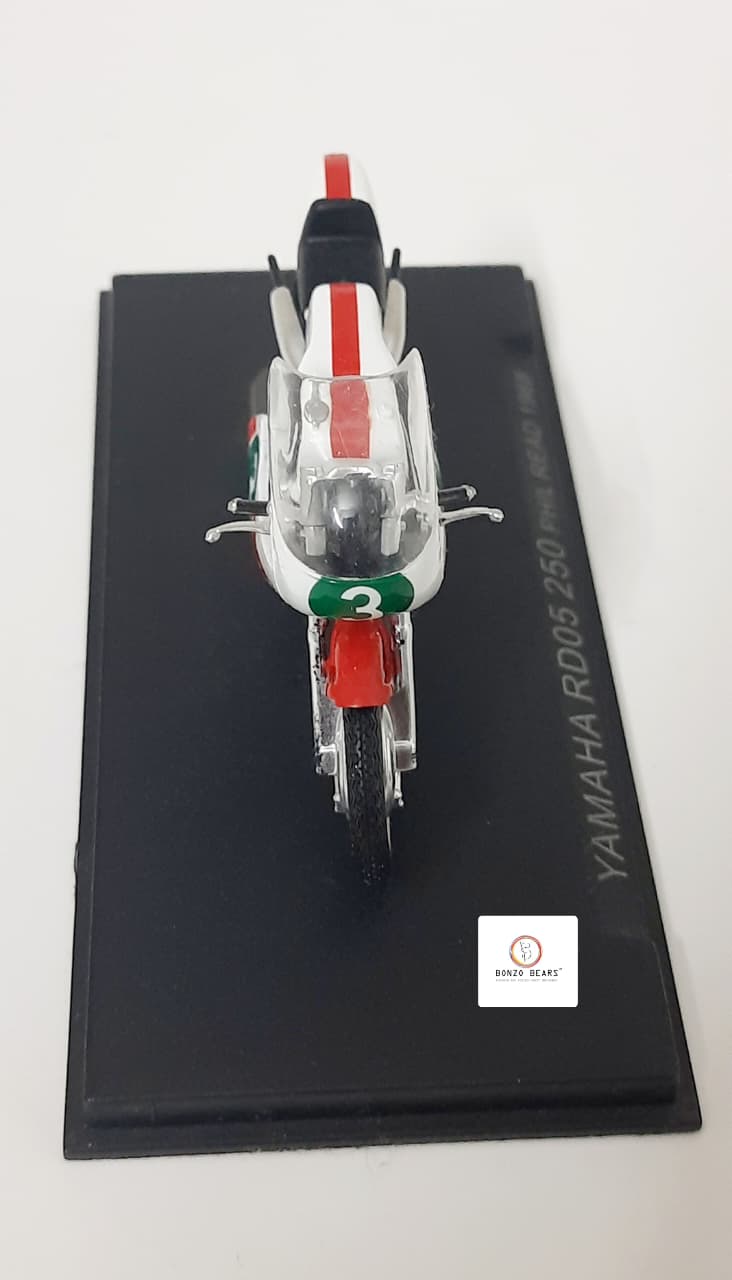 Ixo Yamaha RD05 250 ridden by Phil Read in 1968 - 1:24