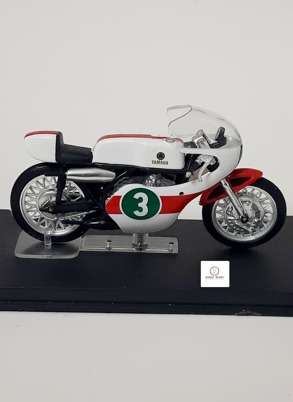 Ixo Yamaha RD05 250 ridden by Phil Read in 1968 - 1:24
