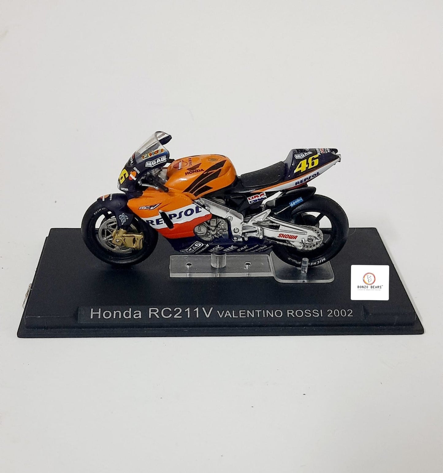 Ixo Honda RC211V motorcycle ridden by Valentino Rossi in 2002 - 1:24 | Bonzobears