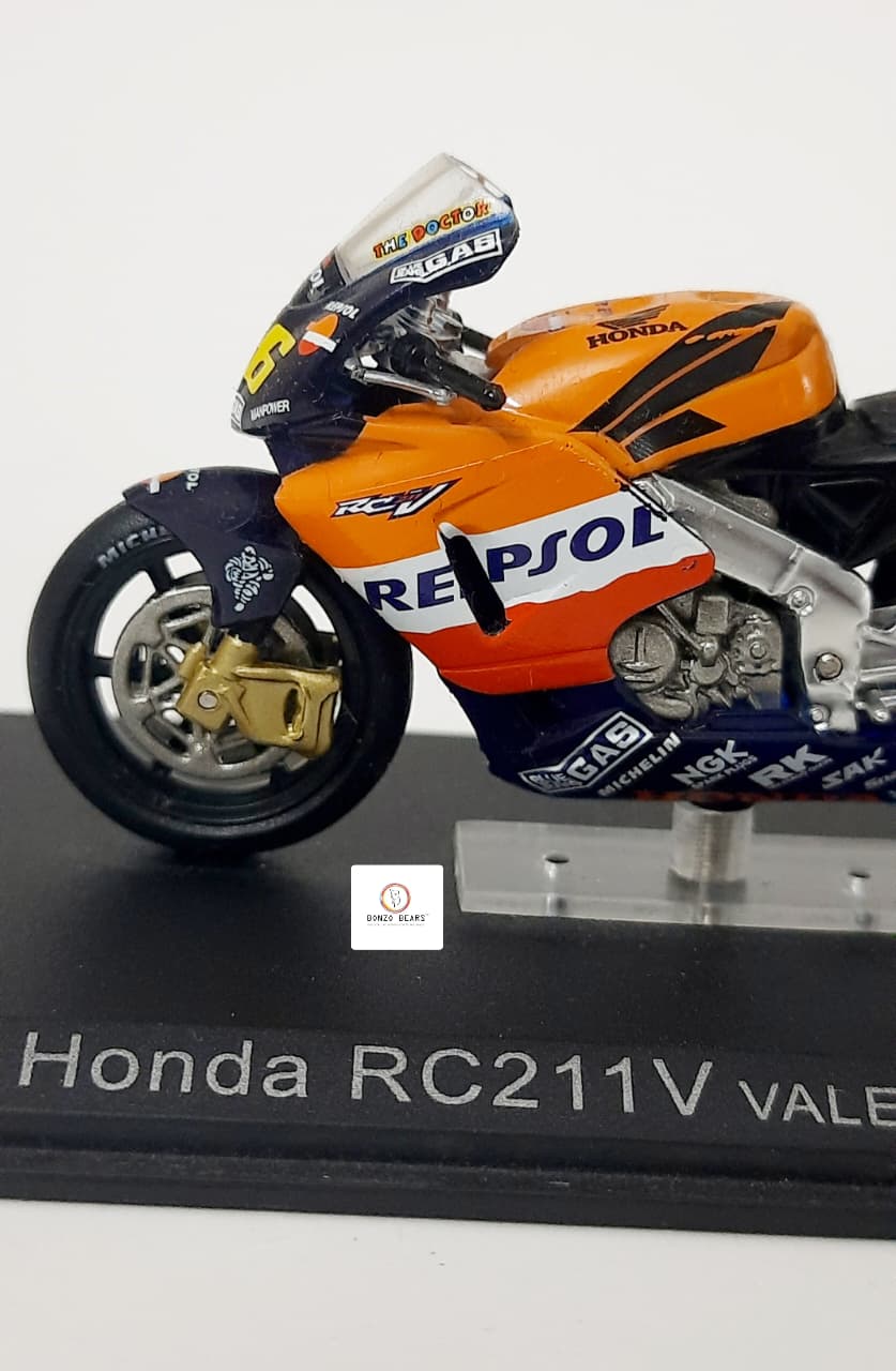 Ixo Honda RC211V motorcycle ridden by Valentino Rossi in 2002 - 1:24 | Bonzobears