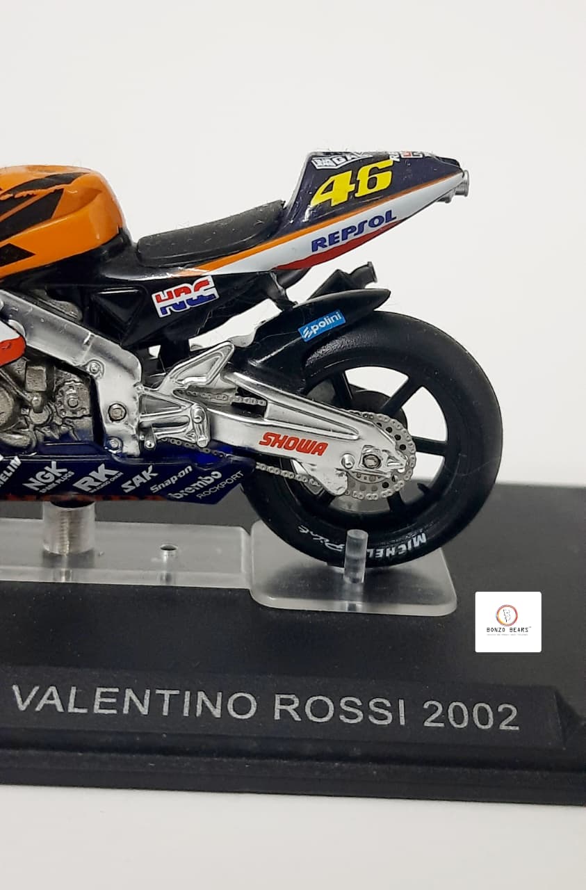 Ixo Honda RC211V motorcycle ridden by Valentino Rossi in 2002 - 1:24 | Bonzobears