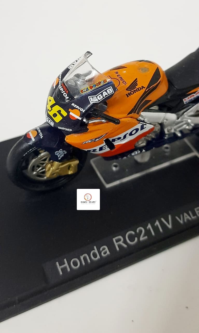 Ixo Honda RC211V motorcycle ridden by Valentino Rossi in 2002 - 1:24 | Bonzobears