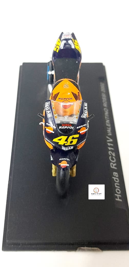 Ixo Honda RC211V motorcycle ridden by Valentino Rossi in 2002 - 1:24 | Bonzobears