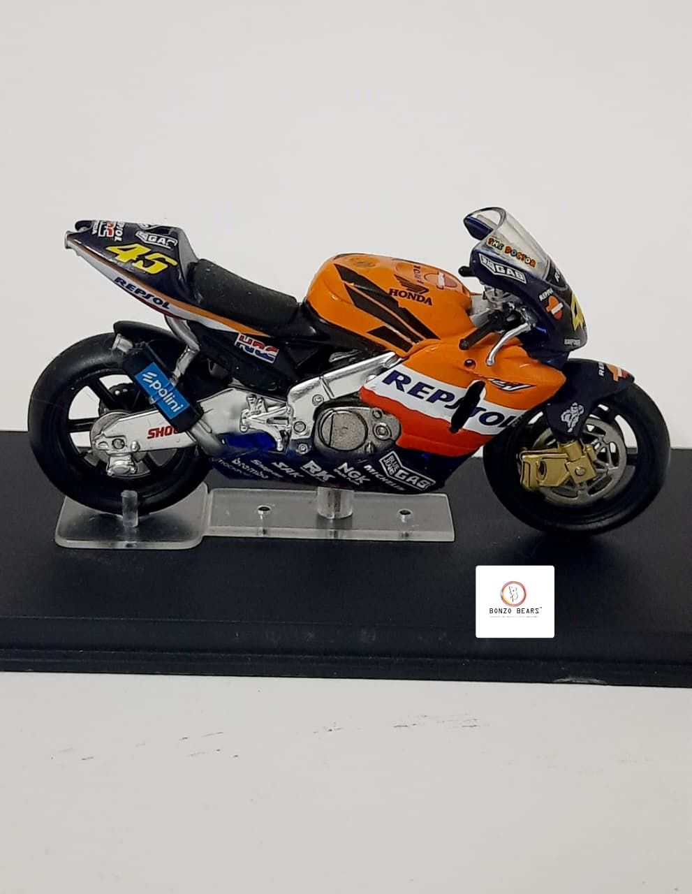 Ixo Honda RC211V motorcycle ridden by Valentino Rossi in 2002 - 1:24 | Bonzobears