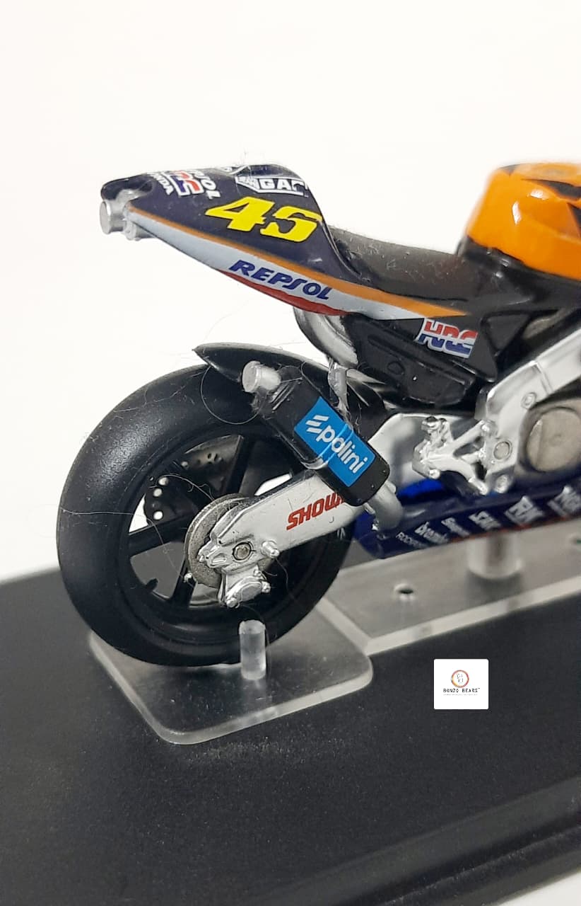 Ixo Honda RC211V motorcycle ridden by Valentino Rossi in 2002 - 1:24 | Bonzobears