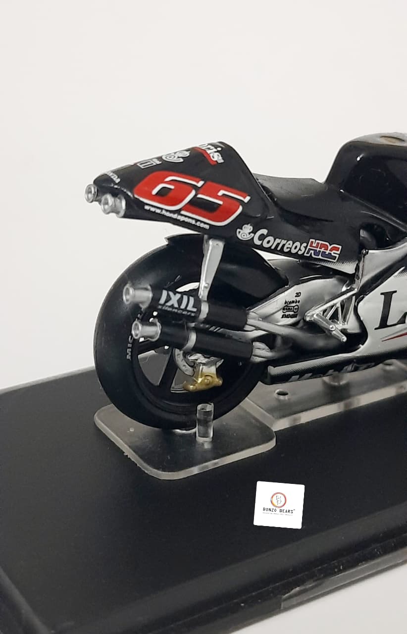 Ixo Honda NSR500 ridden by Loris Capirossi in 2002 - 1:24